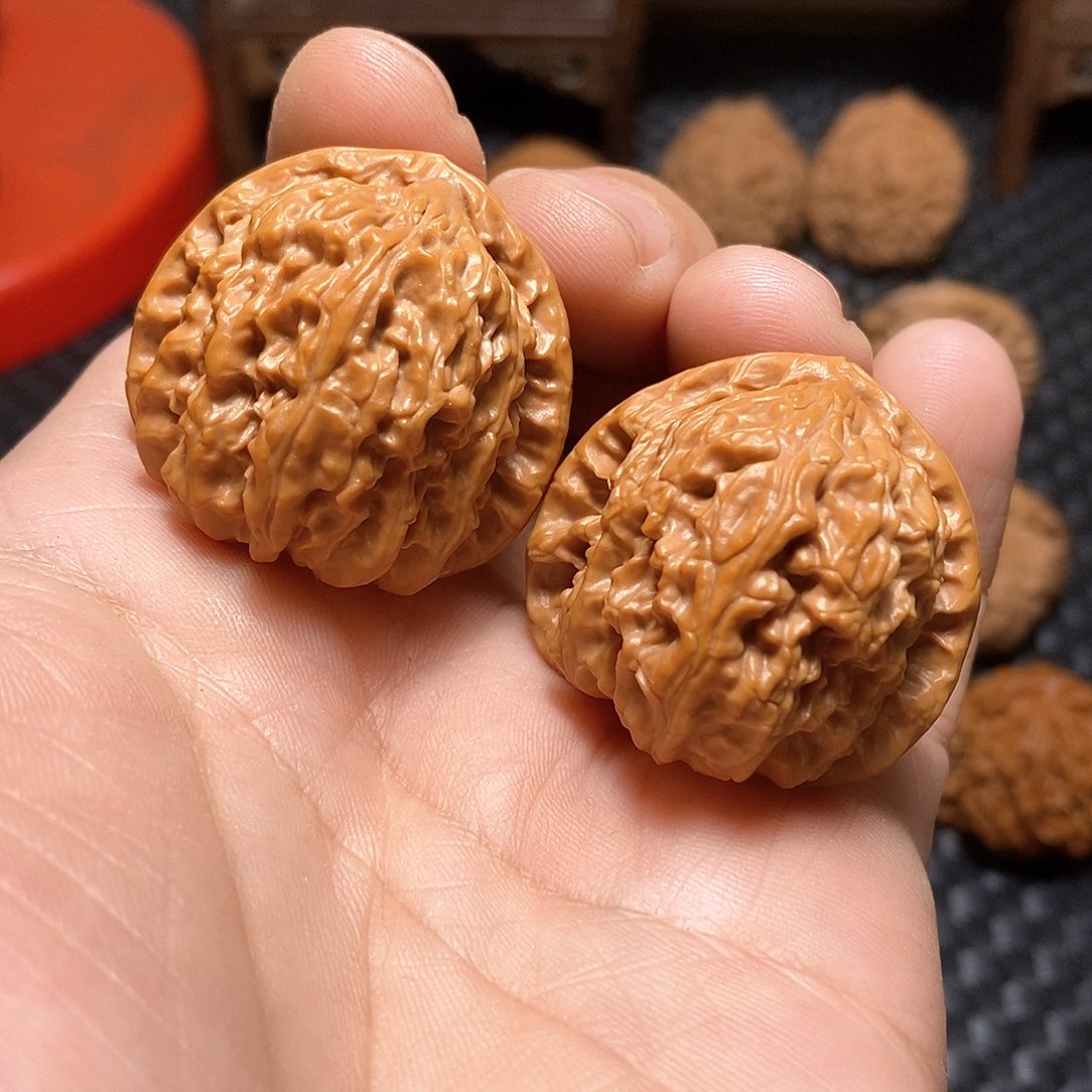 文玩核桃吊坠36尺，有修白狮子