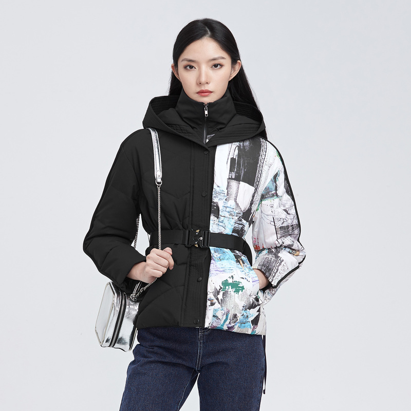 S·DEER圣迪奥女装高领连帽字母涂鸦收腰中长款羽绒服S21482457