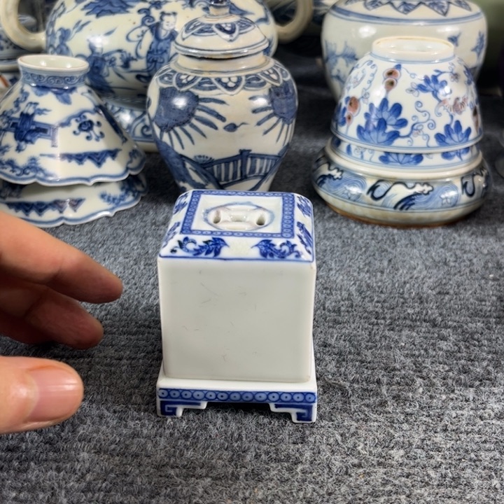 一个青花的小盒子张**?