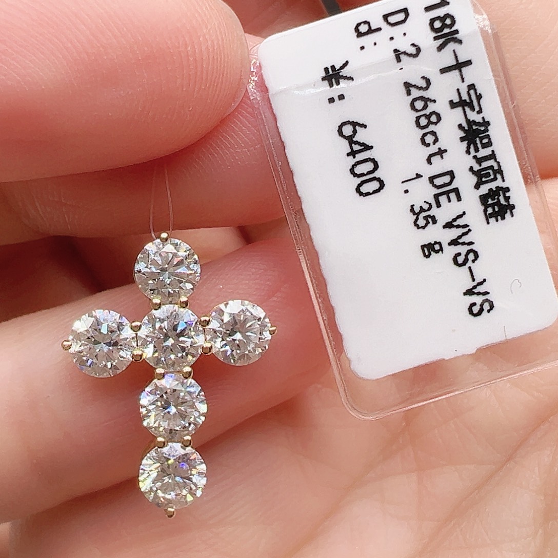 套链实验室培育钻石18K金镶嵌单颗37分，十字架吊坠K黄