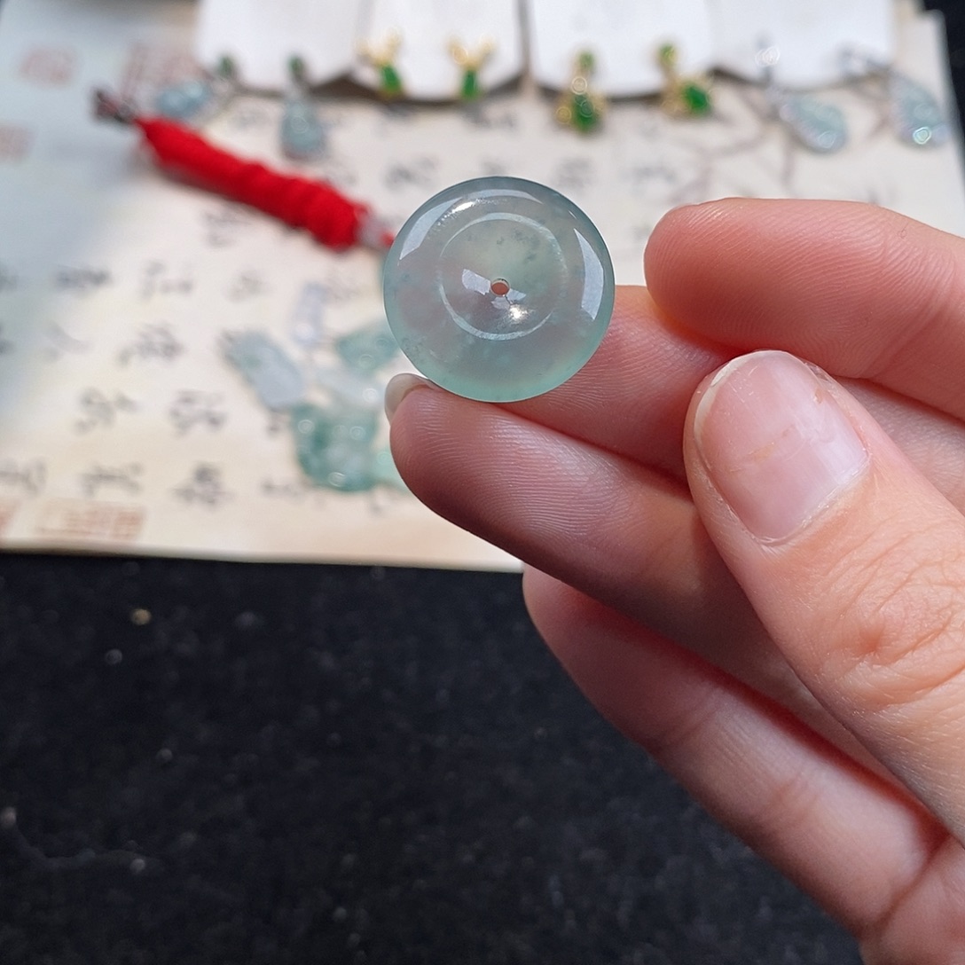 翡翠颈饰未镶嵌于*天然翡翠