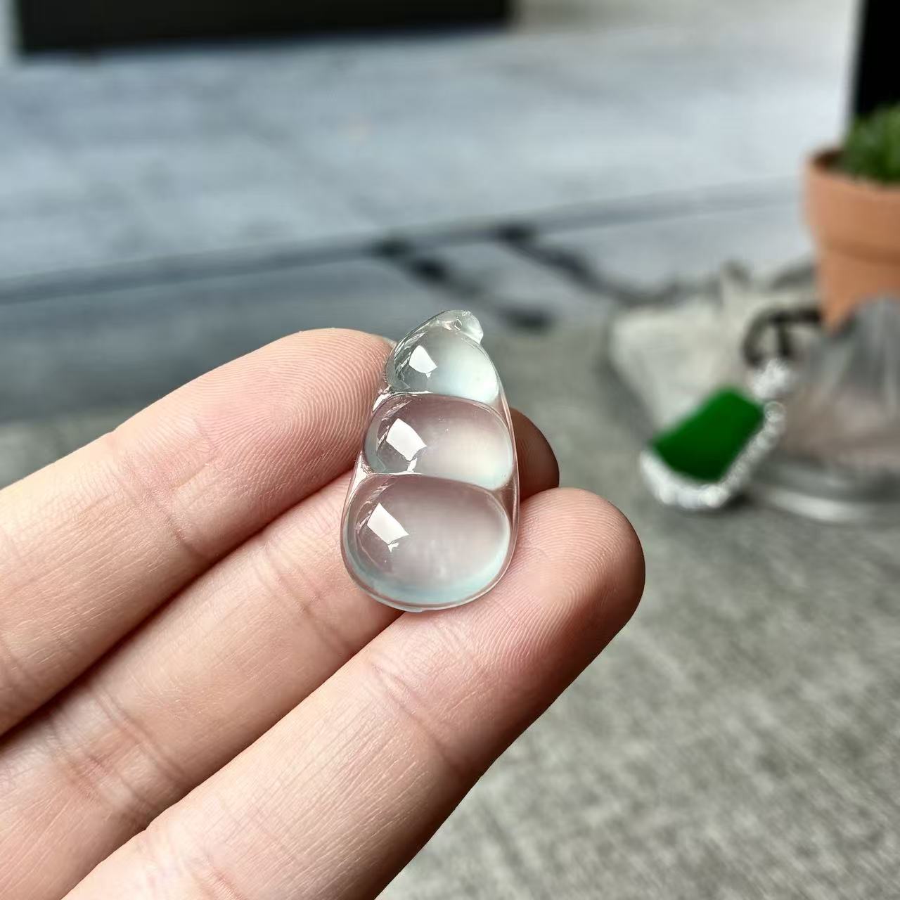 天然a货缅甸翡翠自然光尺寸25.9/13.8/4.6，玻璃种天空蓝福豆吊坠