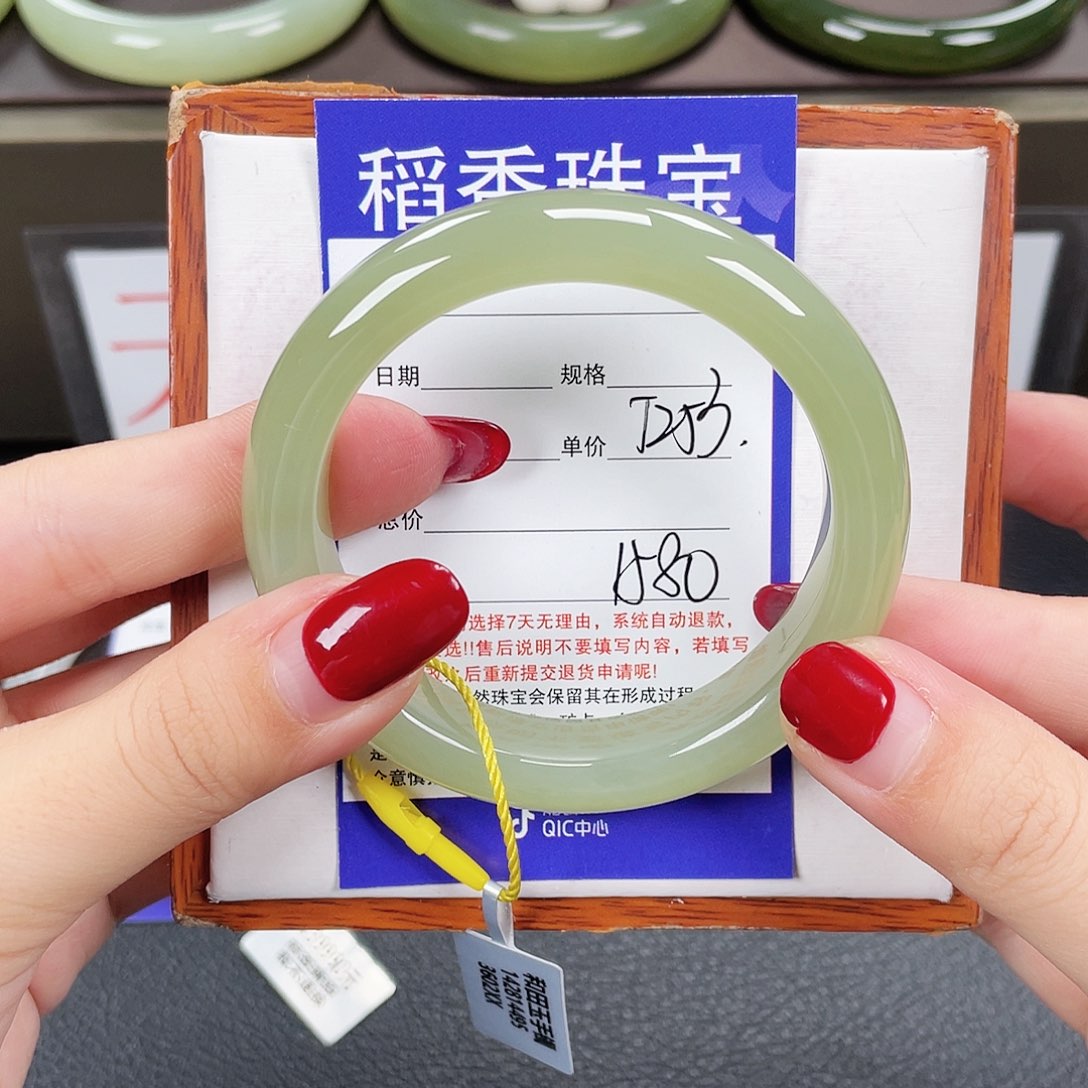 和田玉手镯未镶嵌