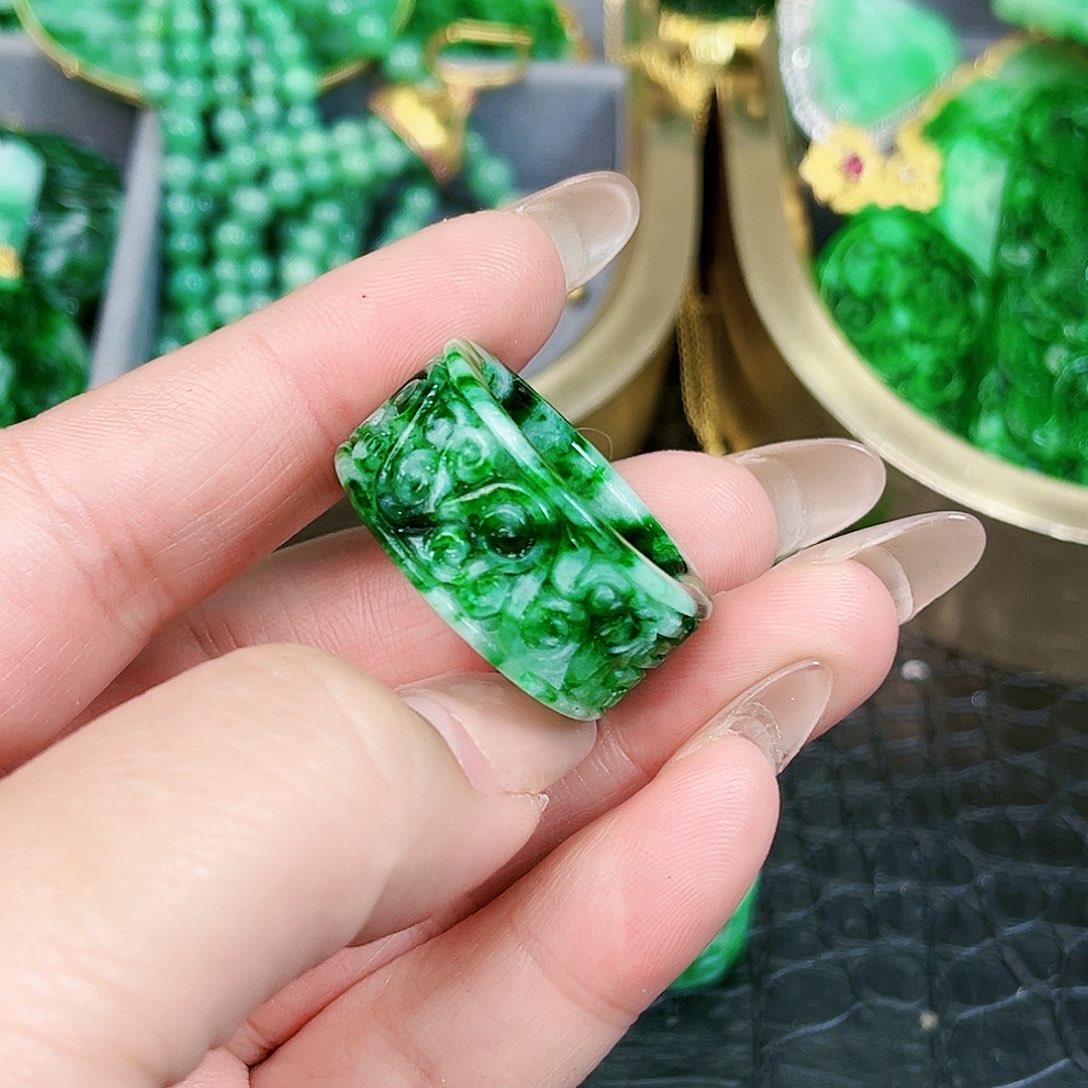 翡翠颈饰未镶嵌戒指