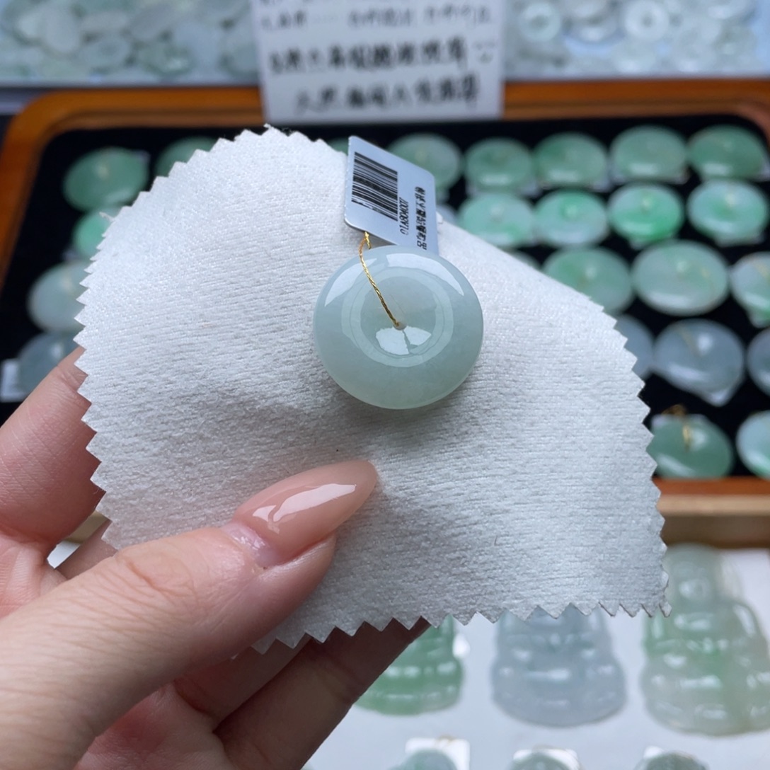 翡翠未镶嵌颈饰平安扣