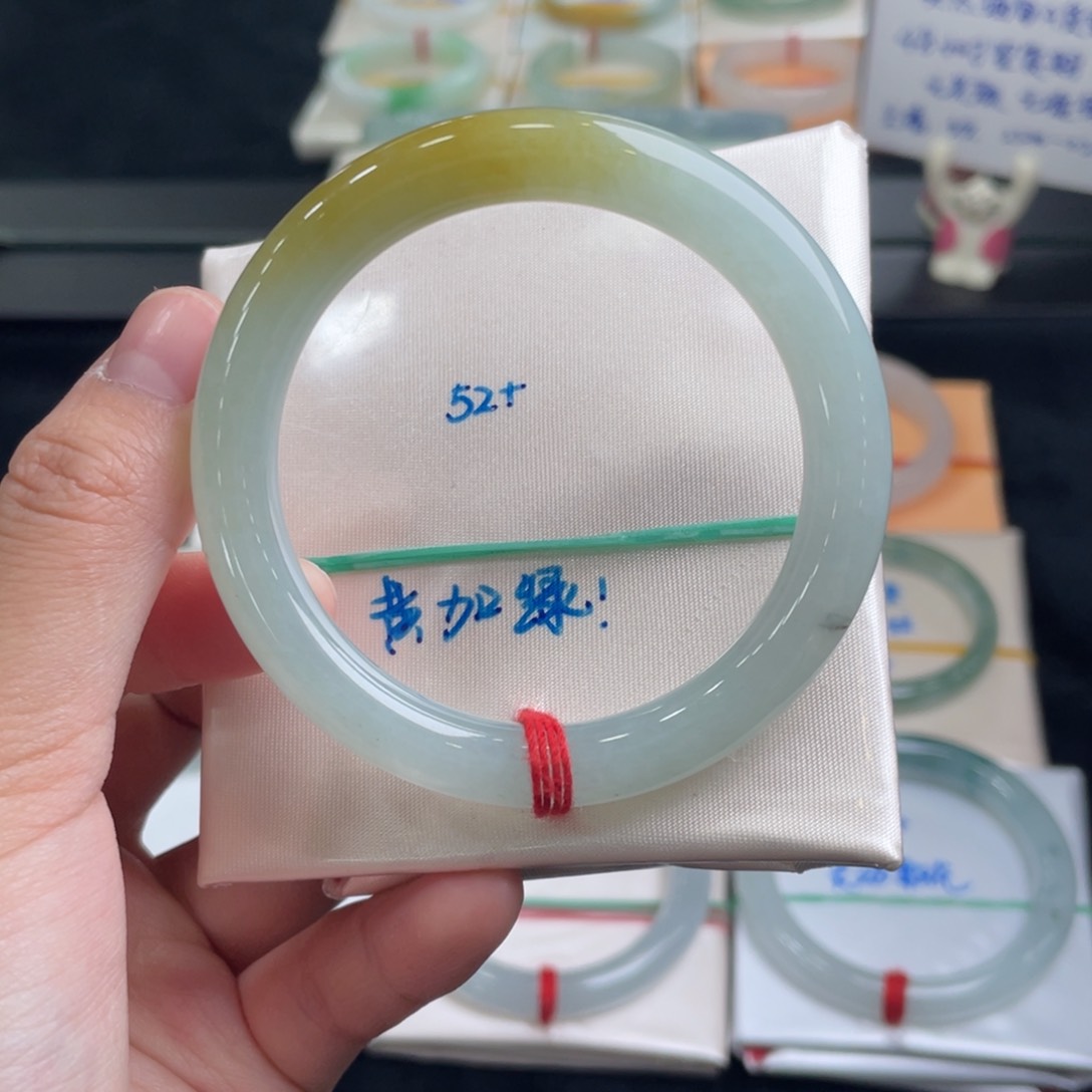 翡翠手镯未镶嵌翡翠手镯