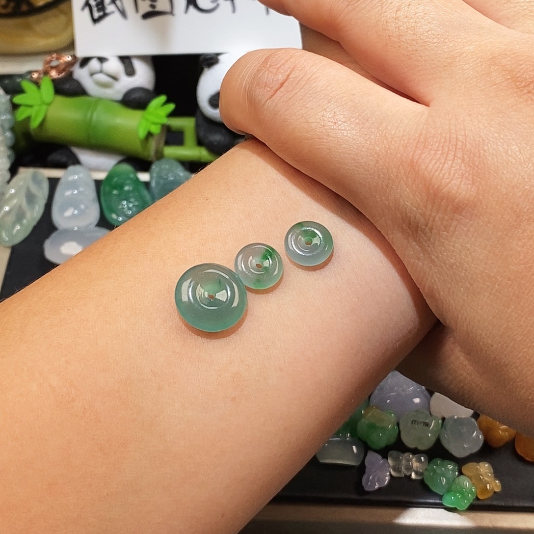 螃****翡翠未镶嵌颈饰飘花平安扣