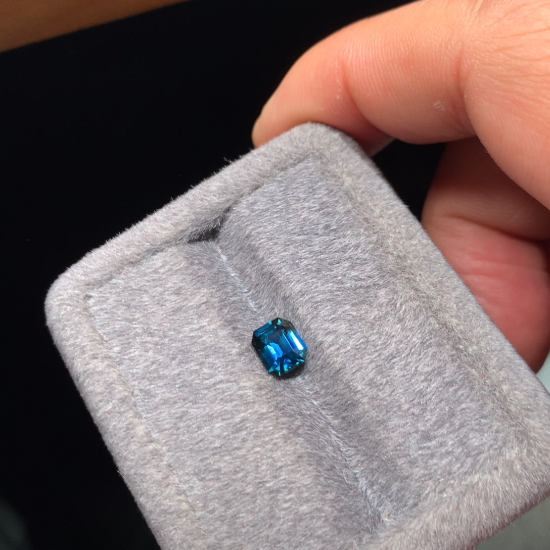 蓝宝石裸石未镶嵌1.6克拉无烧皇家蓝