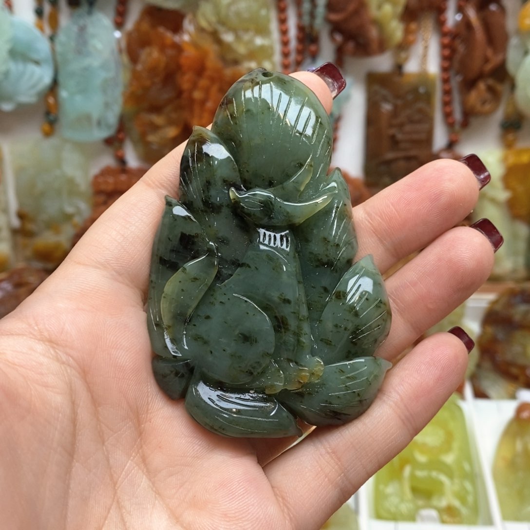 蛇纹石玉颈饰未镶嵌