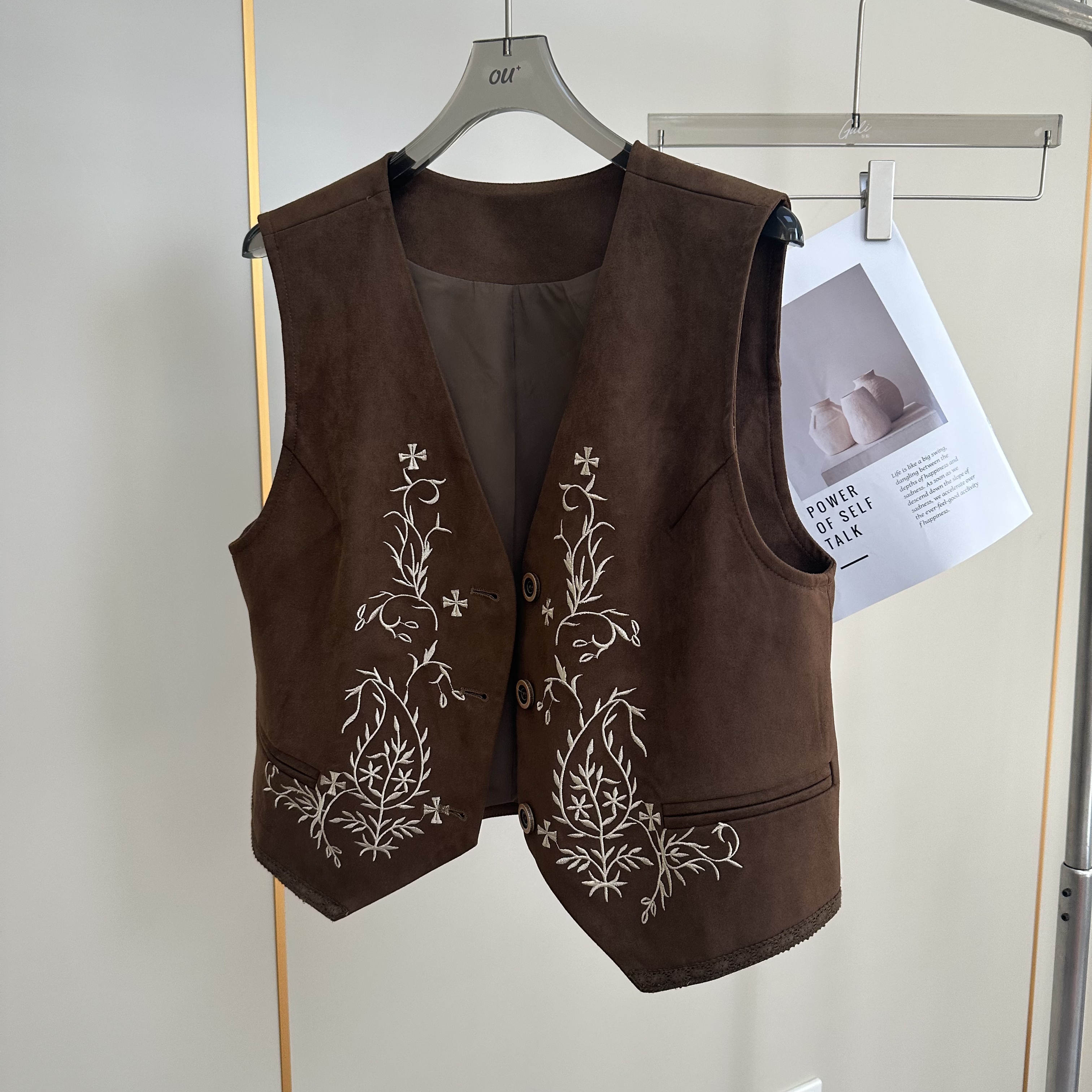 【欧加粒粒】高级感棕色复古重工刺绣马甲设计感 ZB25083010