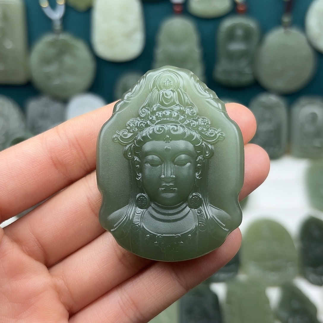 郑***霄和田玉未镶嵌颈饰