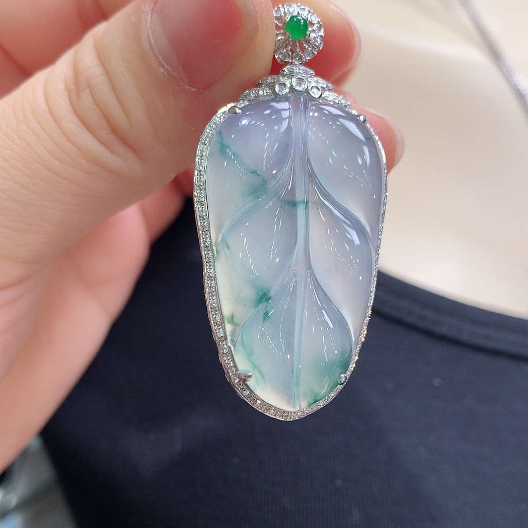 翡翠18K金镶嵌颈饰叶子