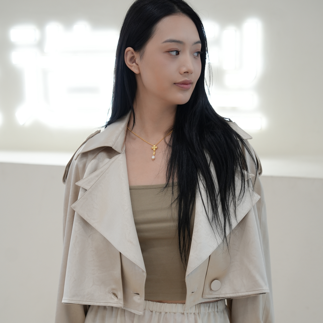 DIANA VEVINA卡其色缎面双层领短款风衣