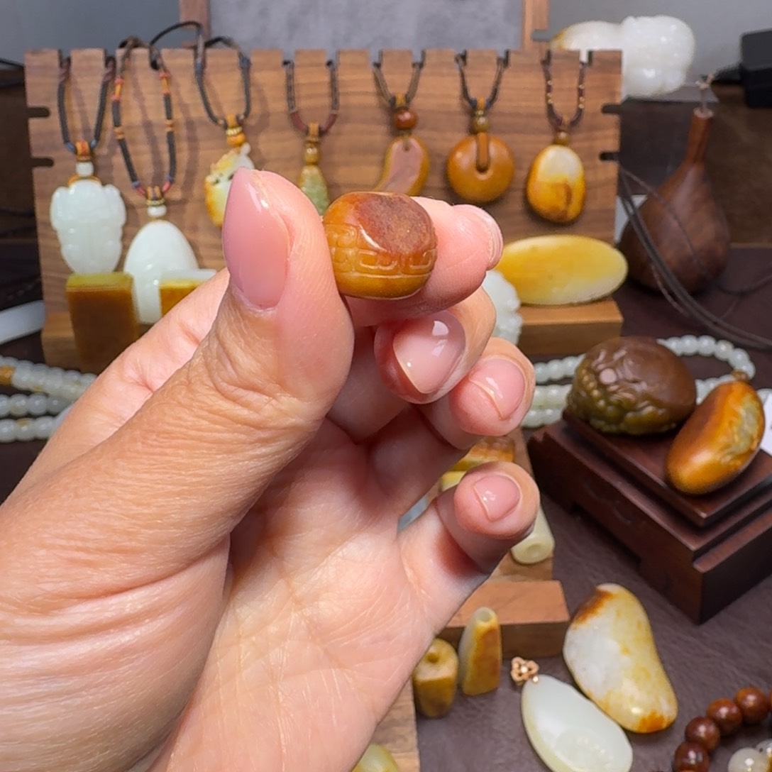 和田玉颈饰未镶嵌喜**冉