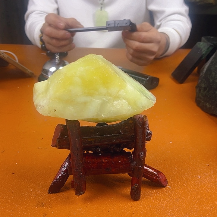 蛇纹石玉原石未镶嵌100