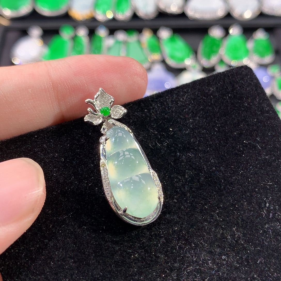 翡翠18K金镶嵌颈饰