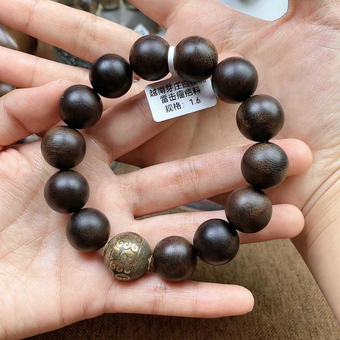 沉香手串小****?越南芽庄白奇楠雷击瘤疤料1.6