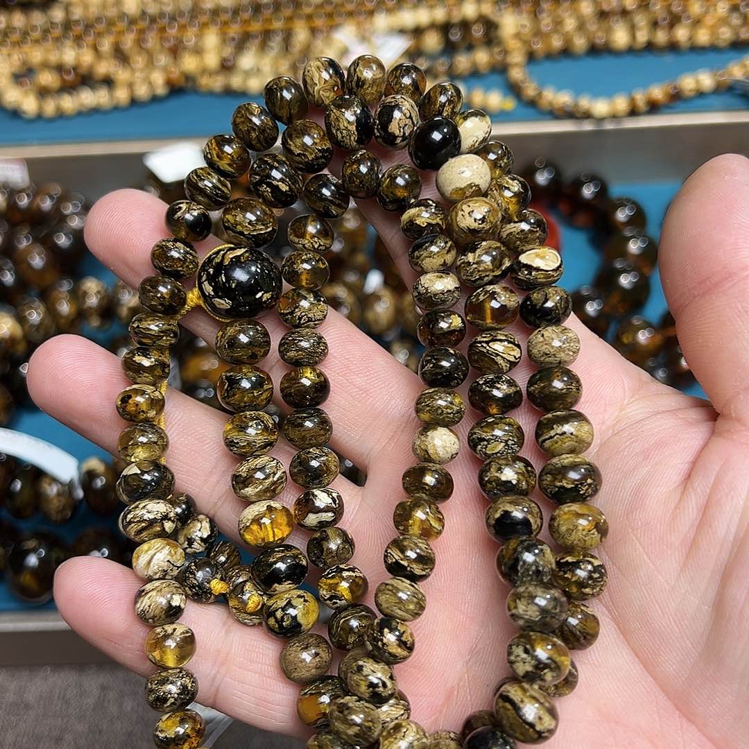 琥珀颈饰未镶嵌抚顺