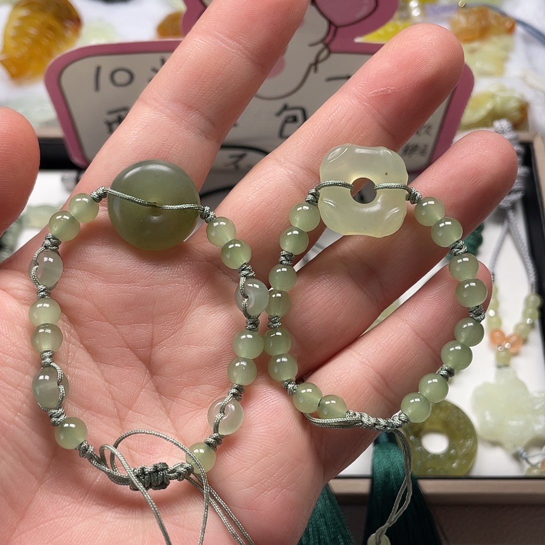 蛇纹石玉未镶嵌颈饰