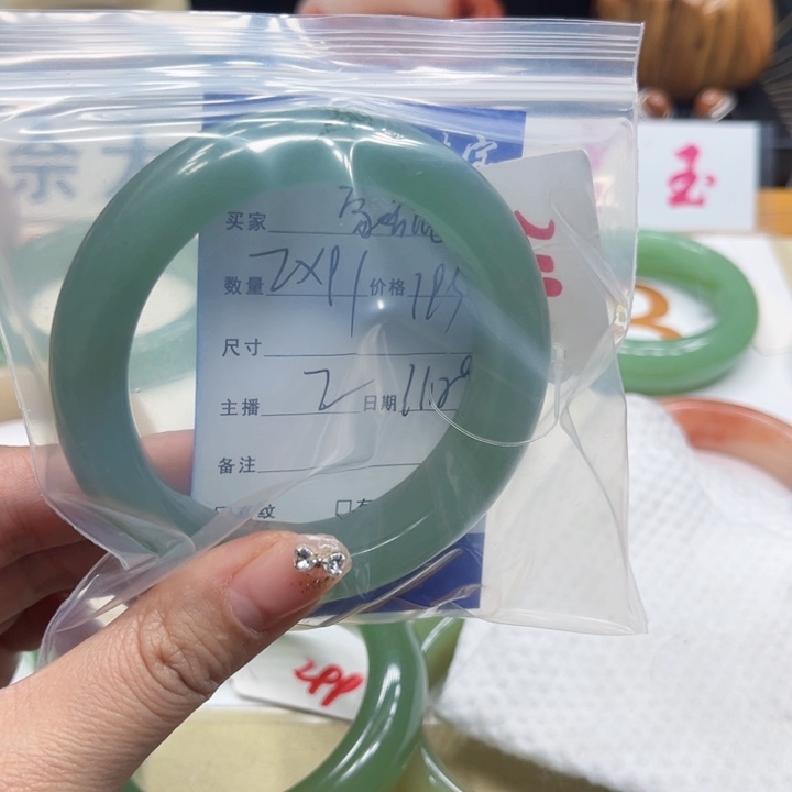 未镶嵌手镯石英质玉家**女