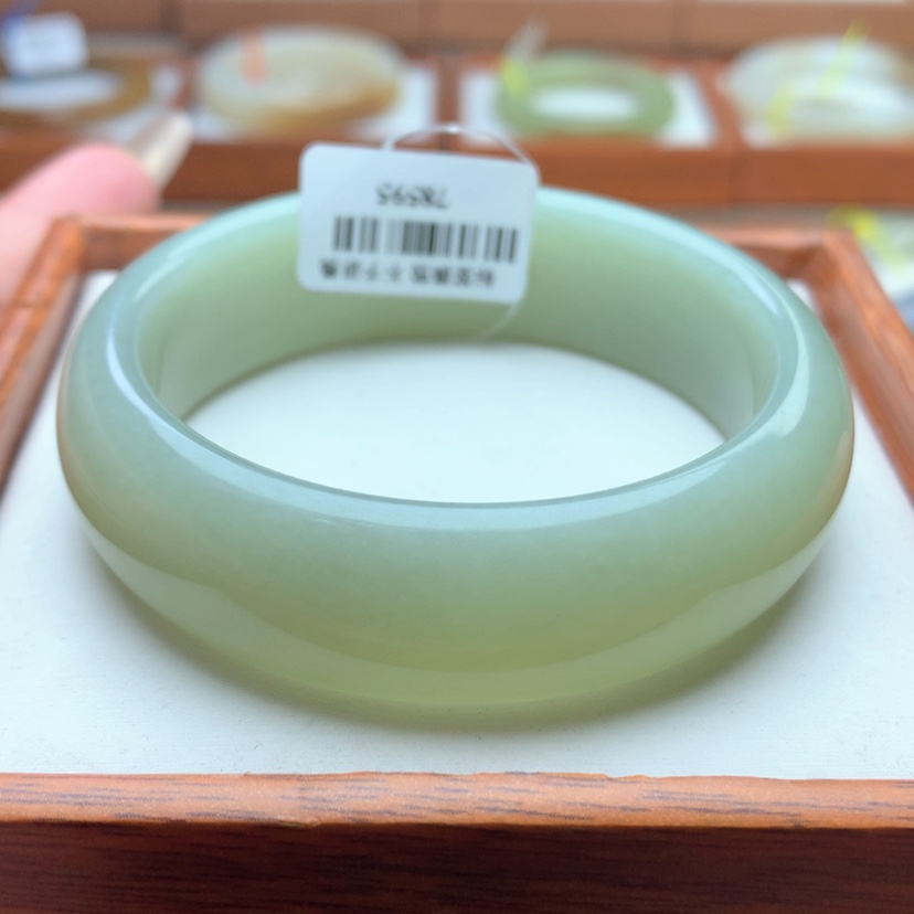 【闪购商品】和田玉手镯未镶嵌56