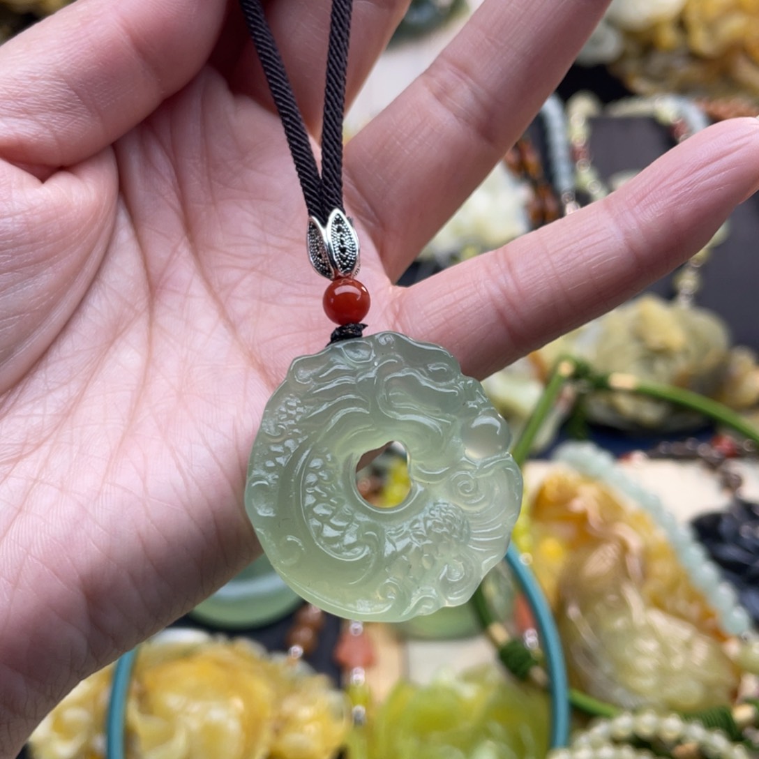 蛇纹石玉颈饰未镶嵌