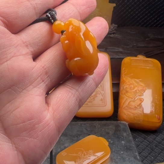 石英质玉（黄龙玉）吊坠(不含链)合金