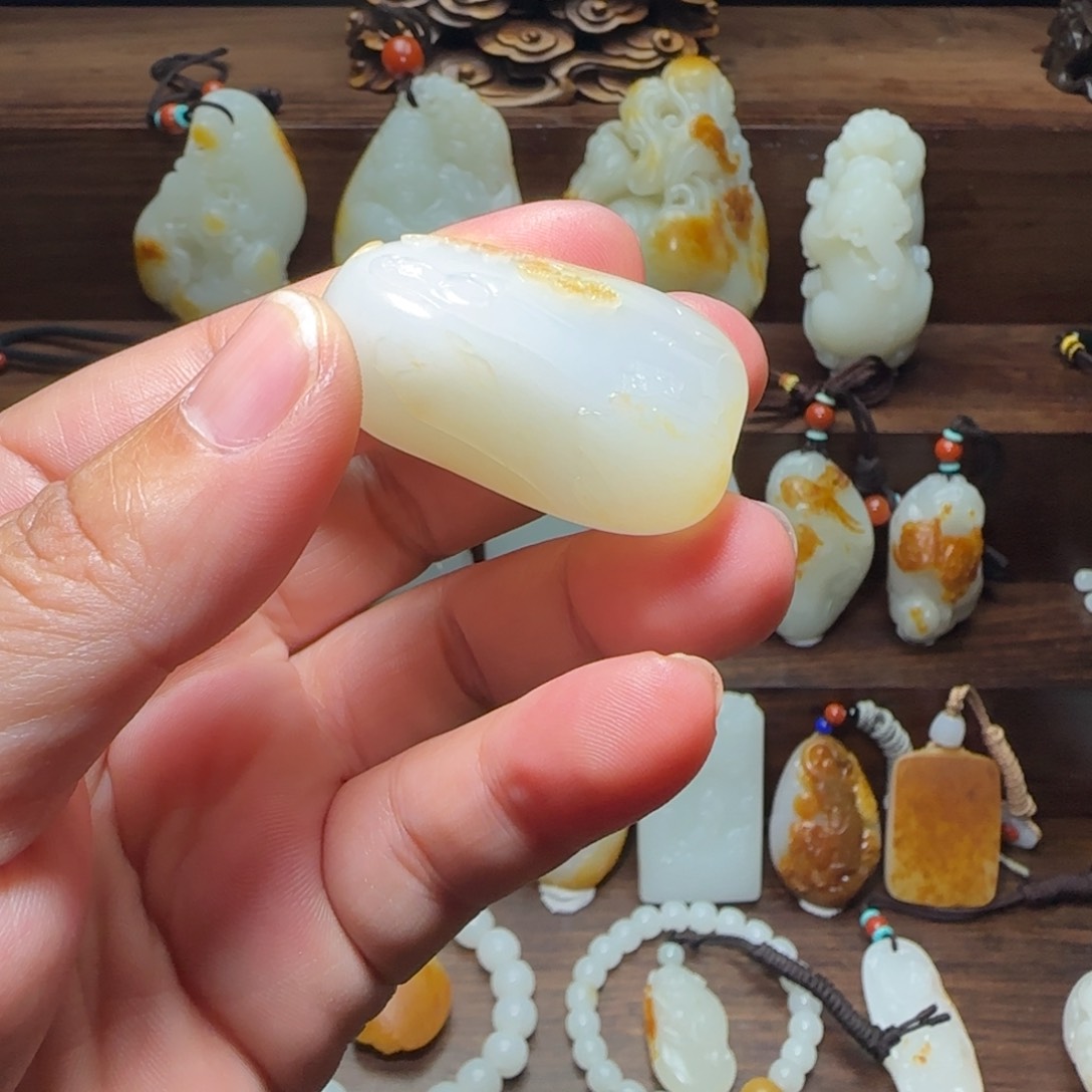 和田玉吊坠(赠链)未镶嵌卡****世