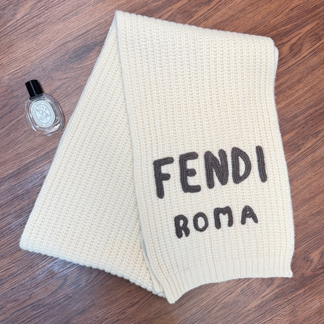 95新 FENDI/芬迪 Fendi 绒线白色 围巾/615538029