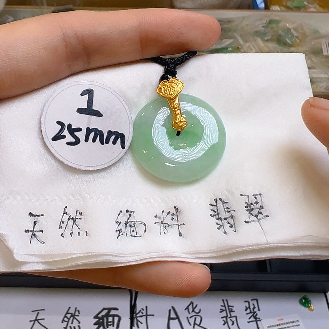 翡翠颈饰足金镶嵌翡翠