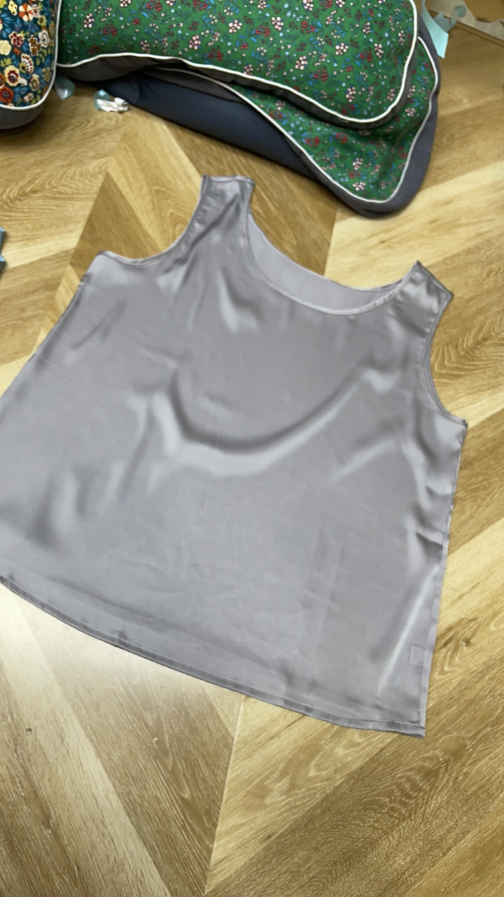 A02夏季时尚宽松纯色圆领缎面吊带背心女内搭外穿气质显瘦