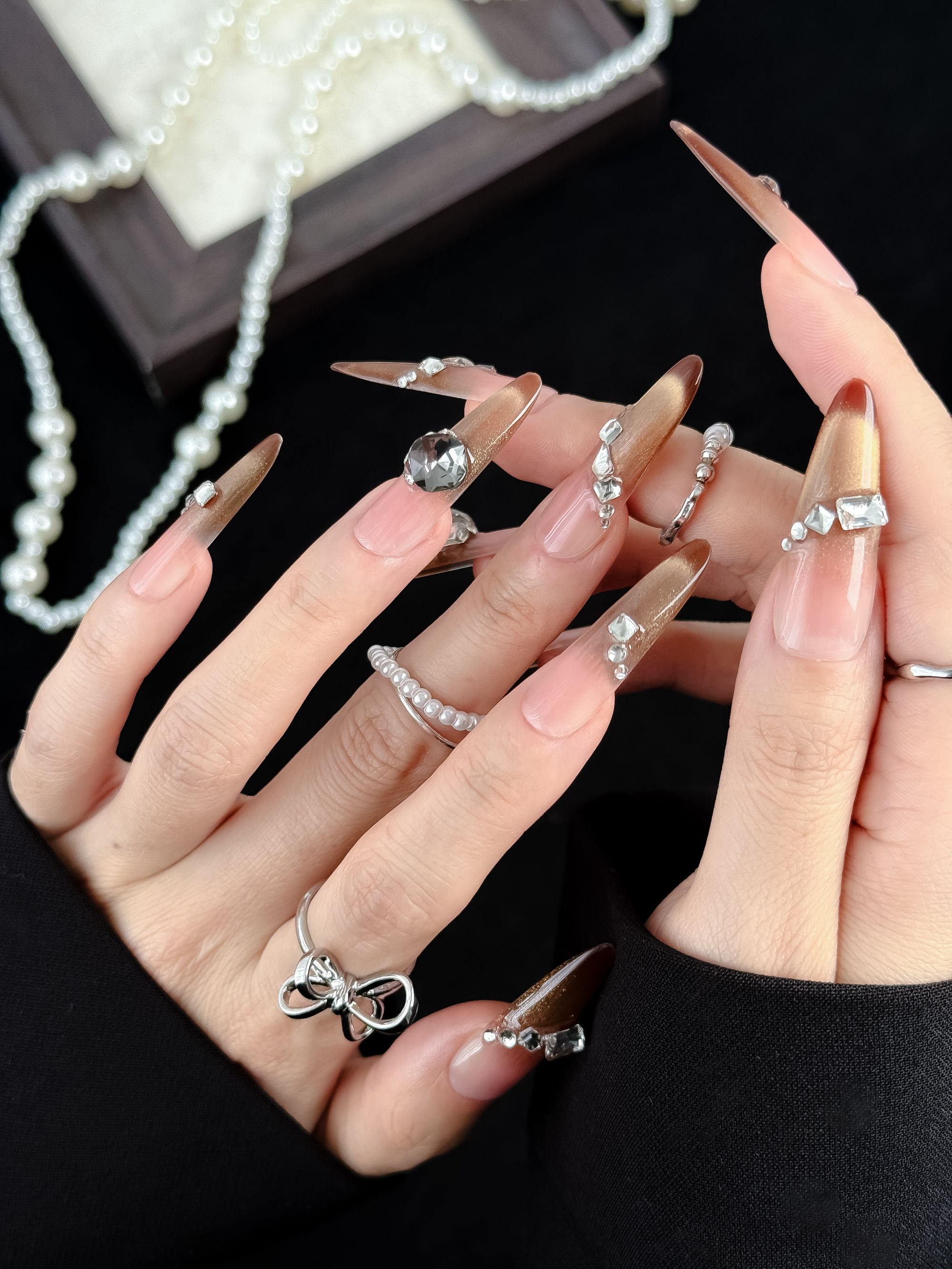 茶棕乌龙渐变法式微笑猫眼珍珠碎钻轻奢手工美甲韩系穿戴甲纯手工