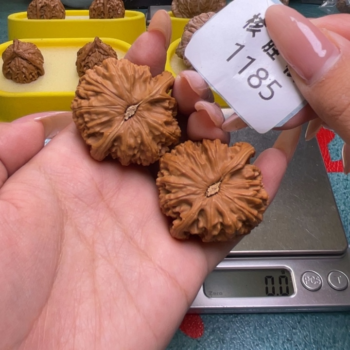 文玩核桃把件闷白38.1185