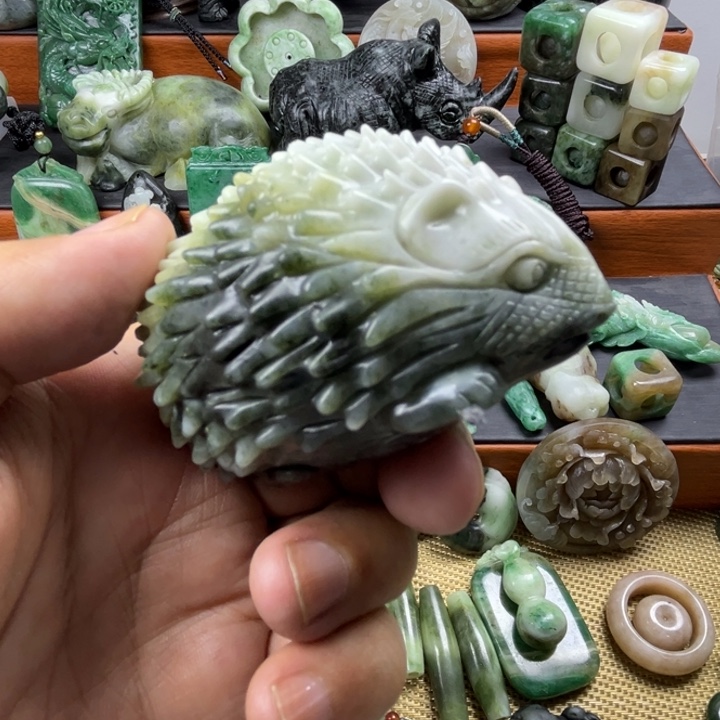 独山玉未镶嵌珠宝半成品有瑕疵