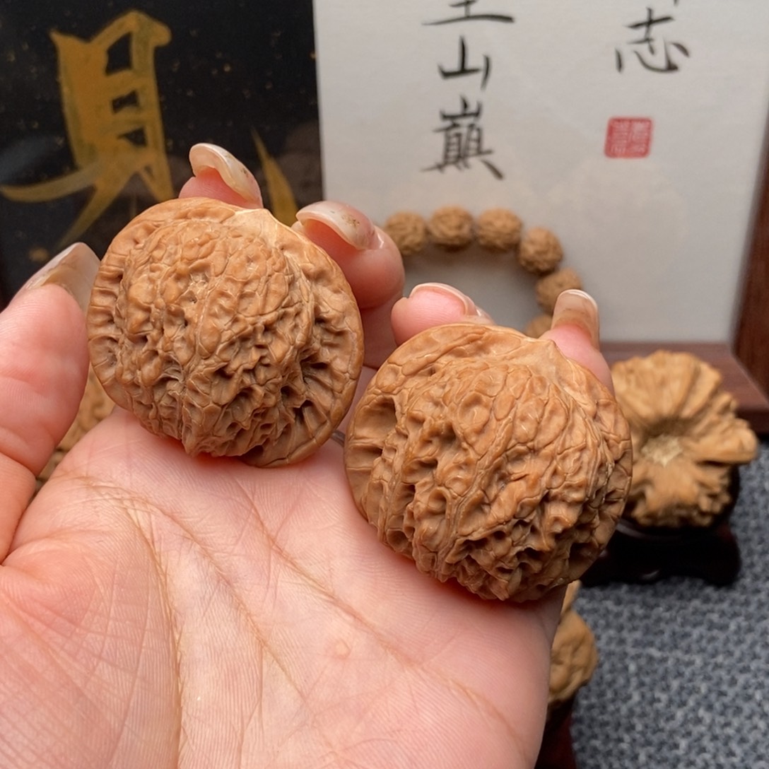 向***陽文玩核桃吊坠血麒麟