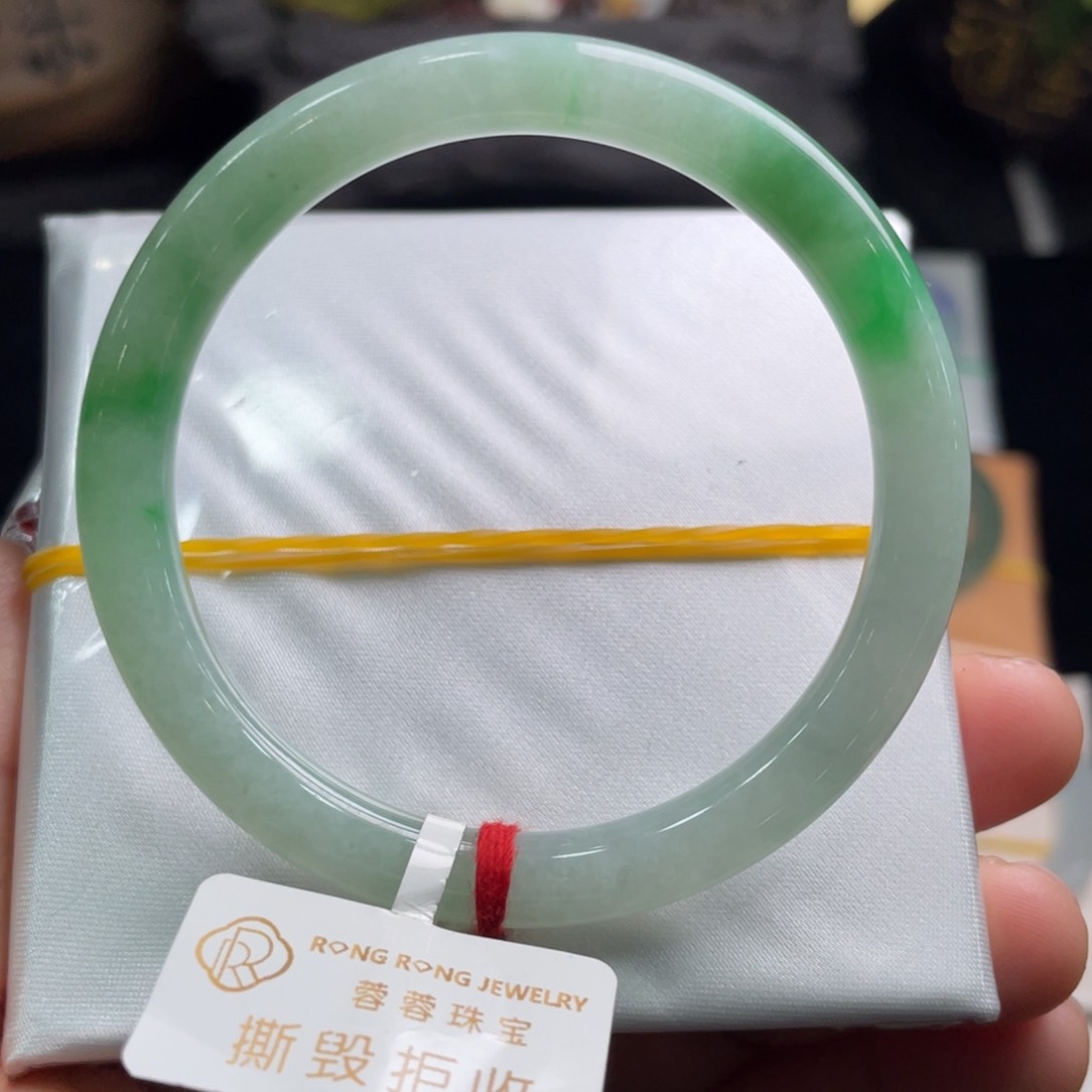 翡翠手镯未镶嵌翡翠手镯