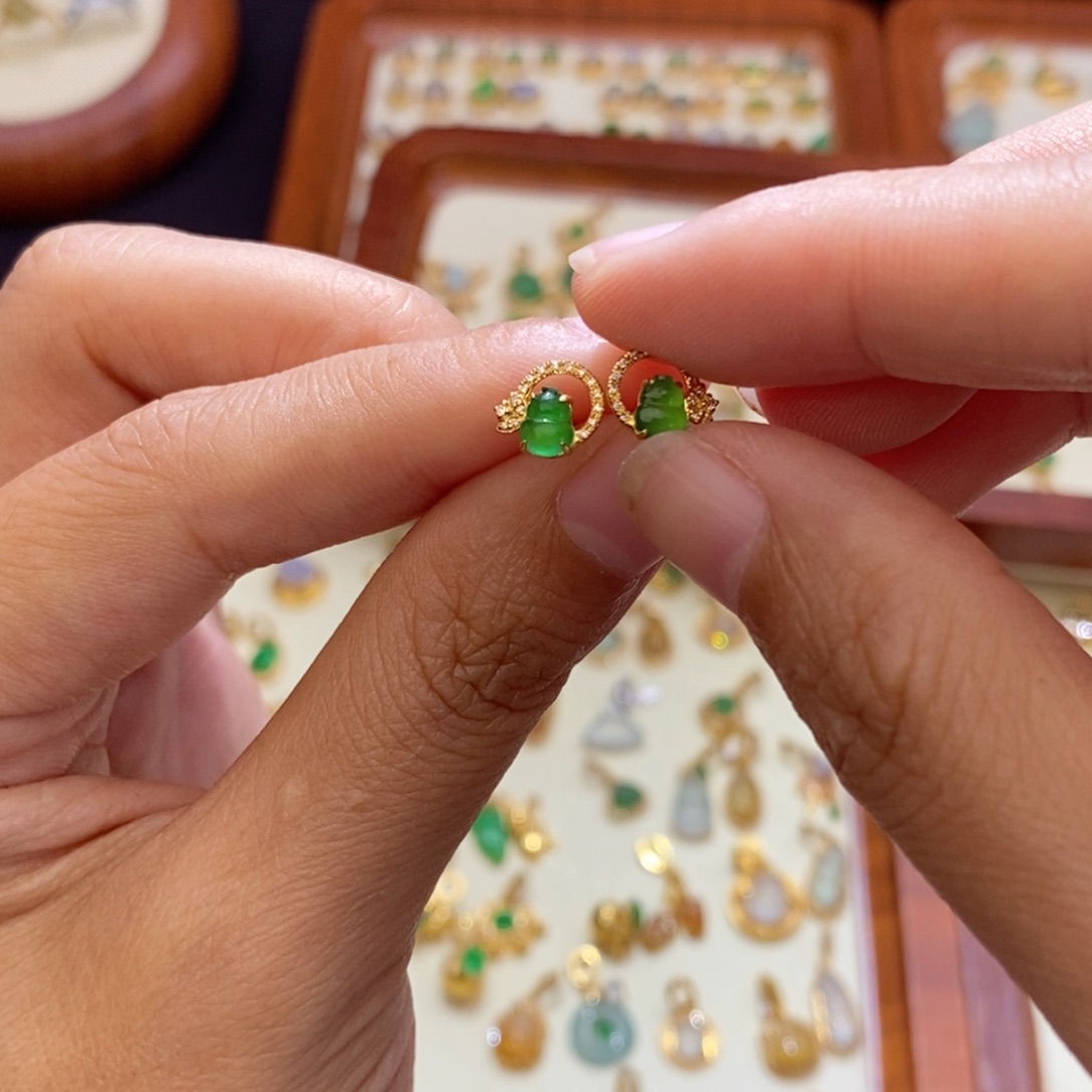 婧***g翡翠18K金镶嵌颈饰翡翠