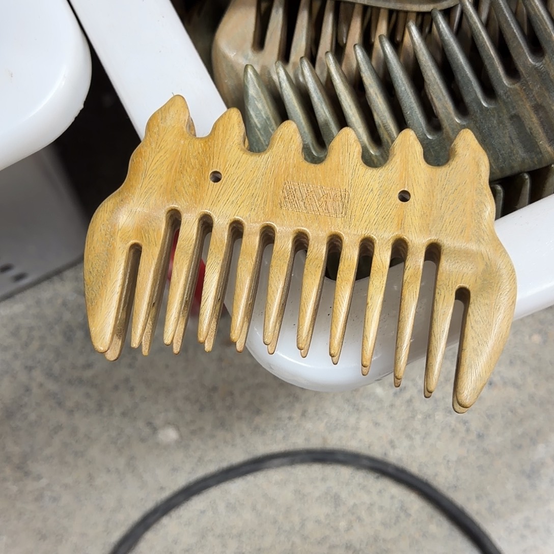 绿檀木大西湖梳子瑕疵