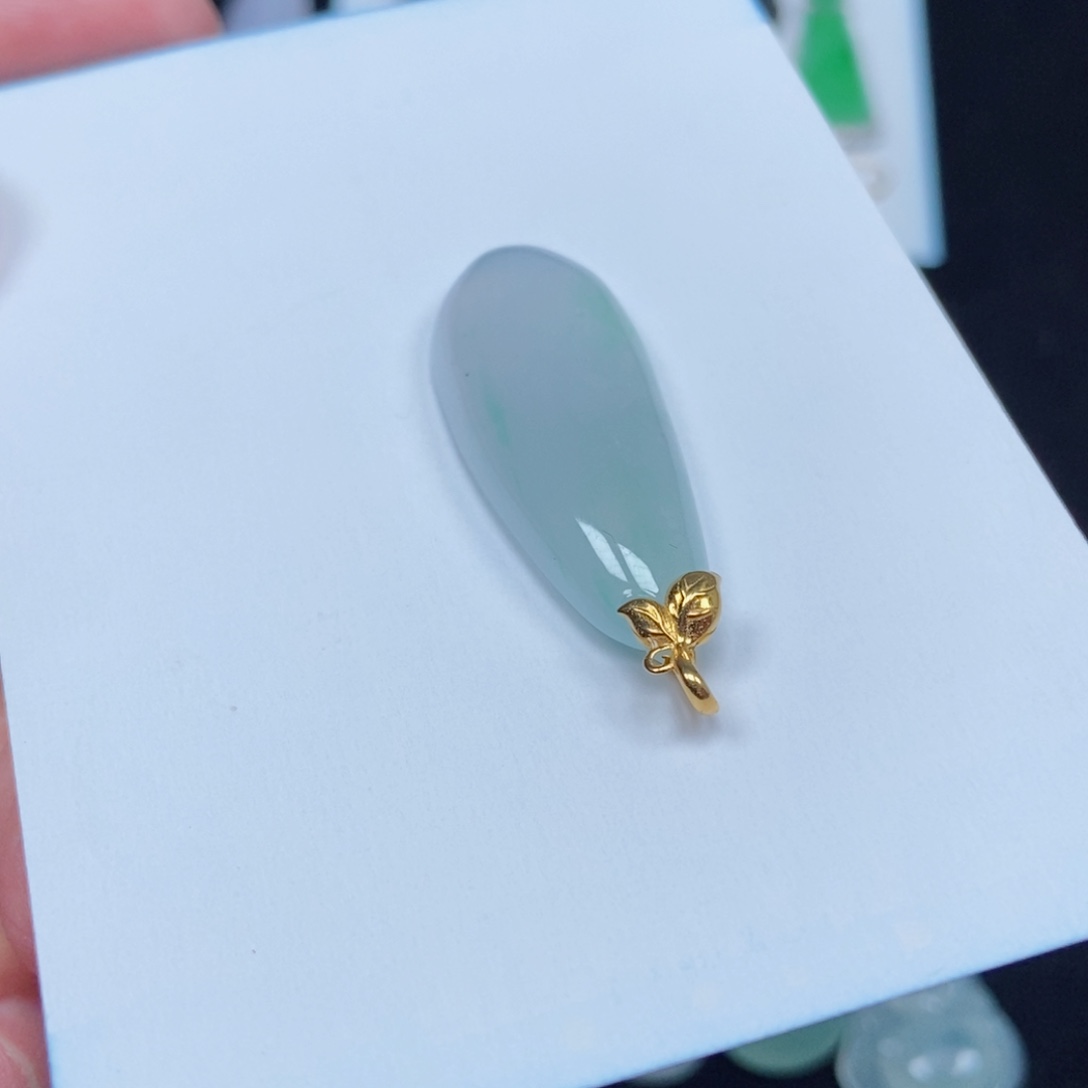 翡翠未镶嵌颈饰瓜瓜