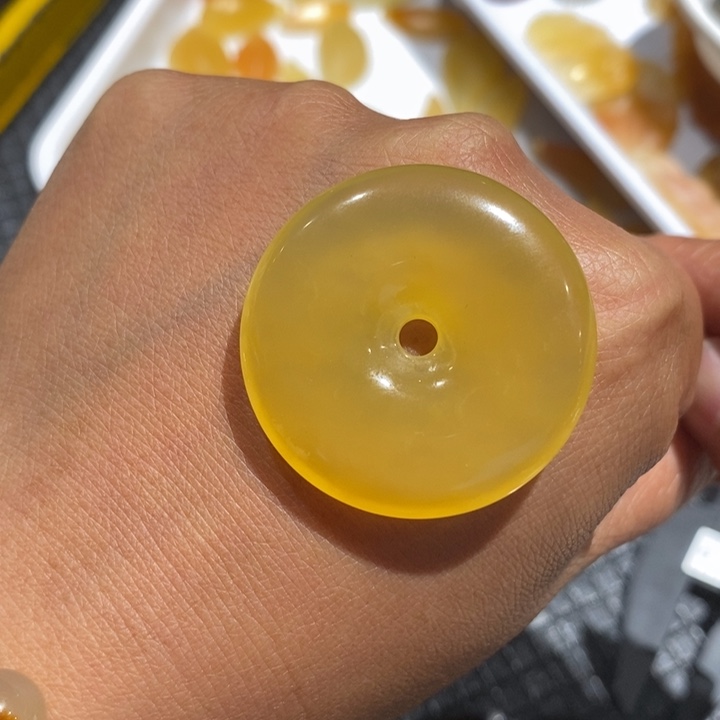 未镶嵌石英质玉（黄龙玉）颈饰
