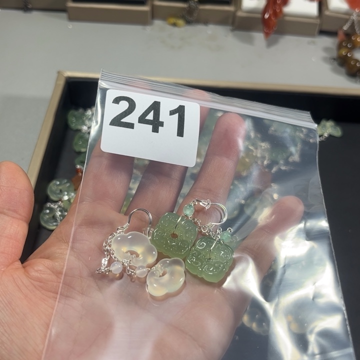 蛇纹石玉耳饰未镶嵌华****香