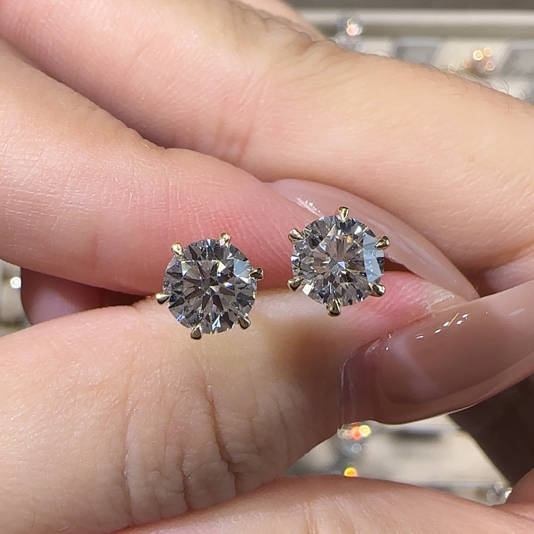 18K金镶嵌实验室培育钻石六爪耳钉1.5卡