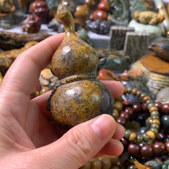 未镶嵌岫岩河磨玉（透闪石质玉）把件