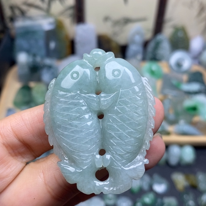 翡翠未镶嵌颈饰鱼