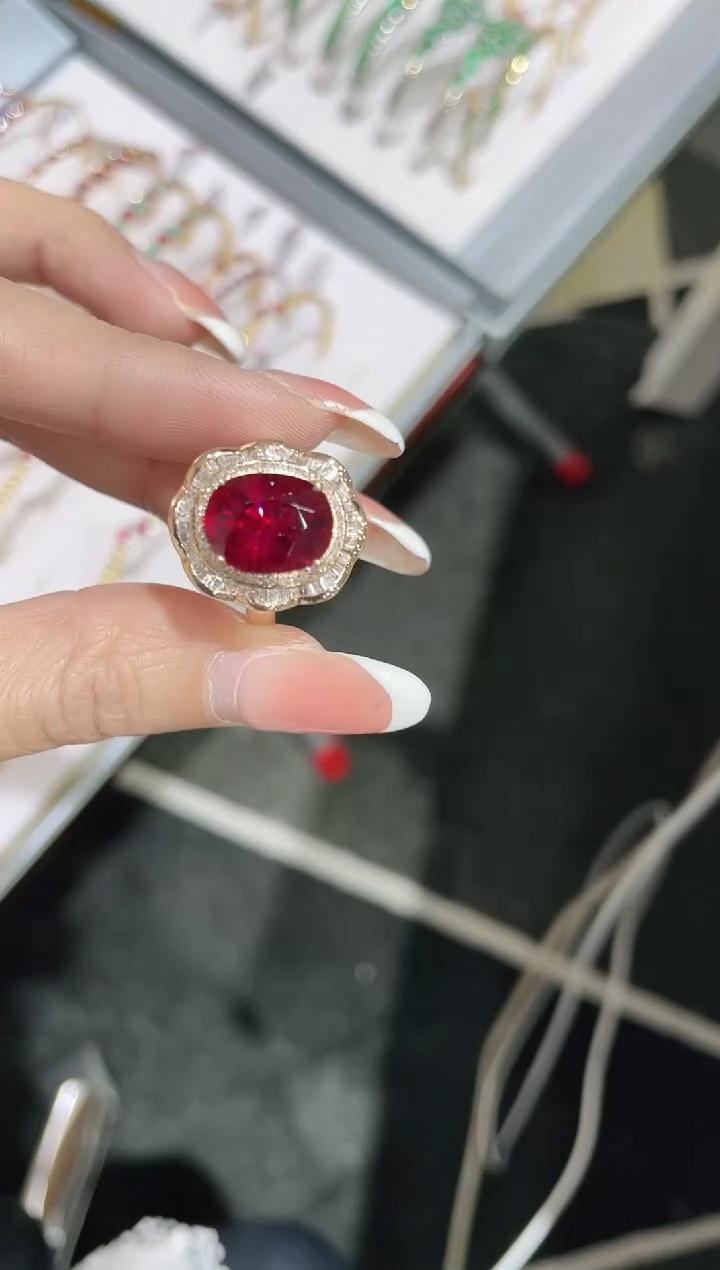  18K金镶嵌碧玺戒指