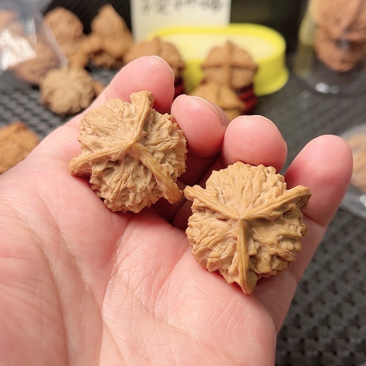 桃核把件溜**宝三棱核桃