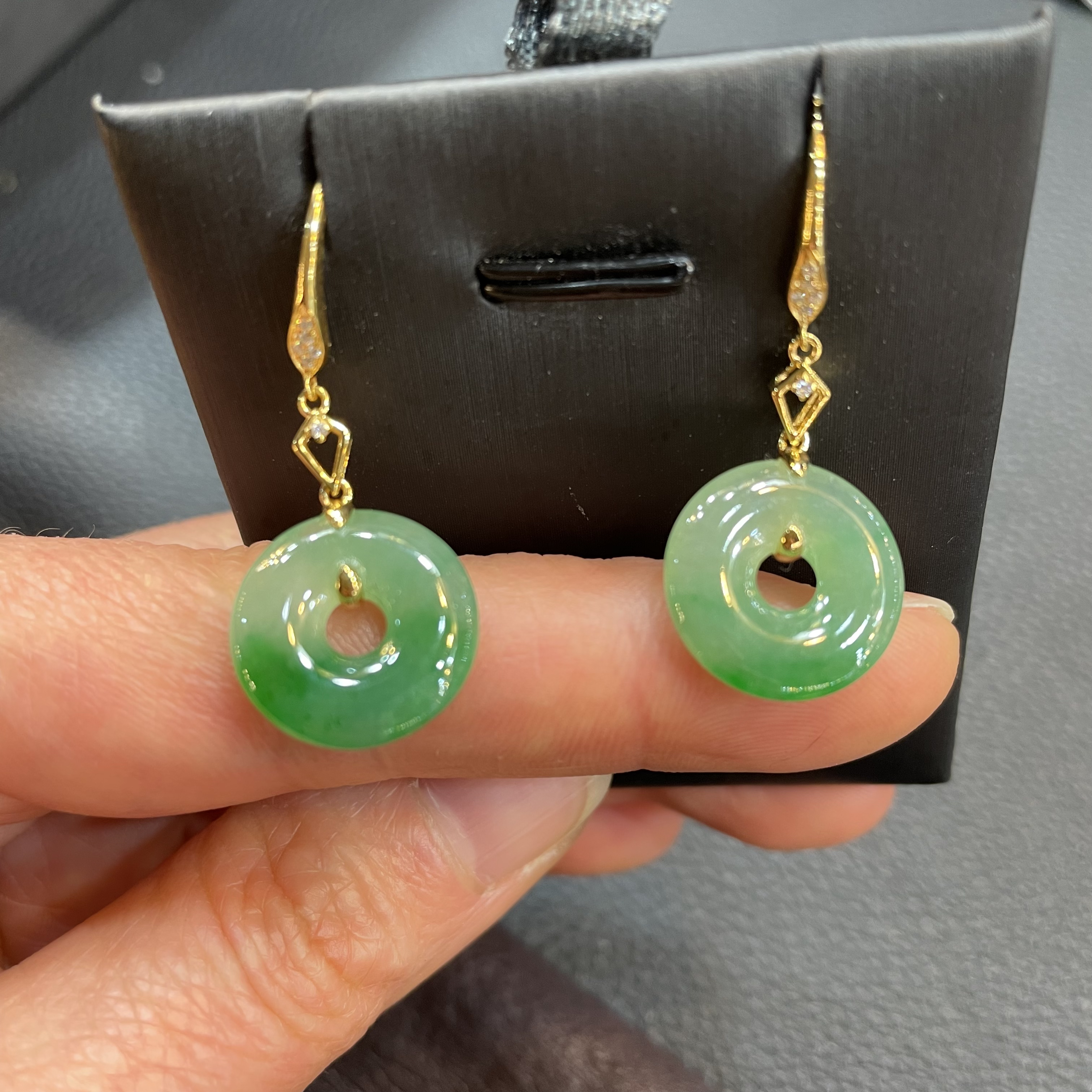 18 k黄金镶嵌缅甸翡翠甜甜圈耳勾一对尺寸14.5、3.4