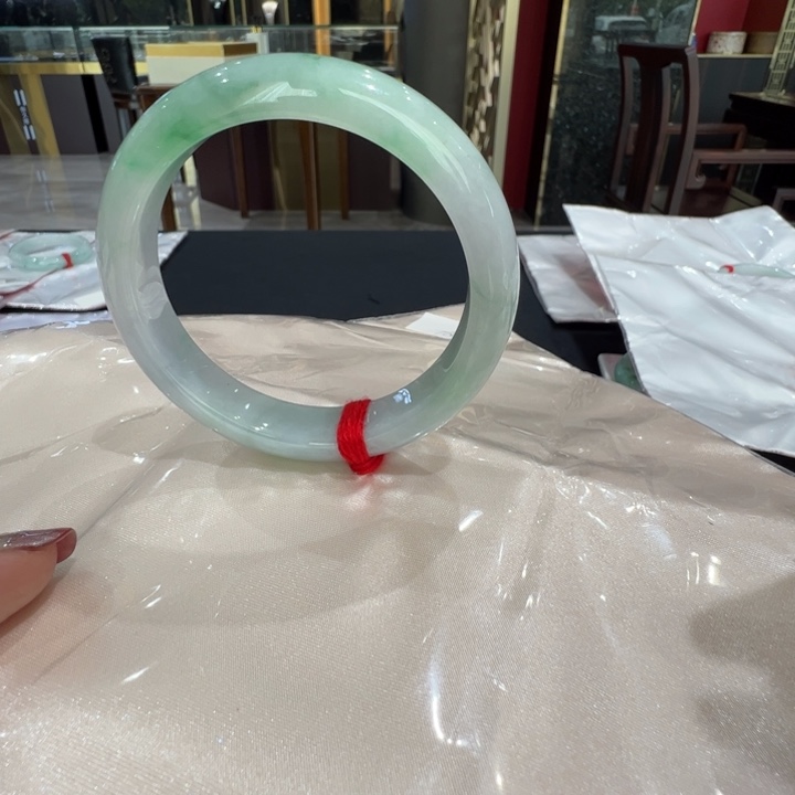 翡翠未镶嵌手镯飘绿5859