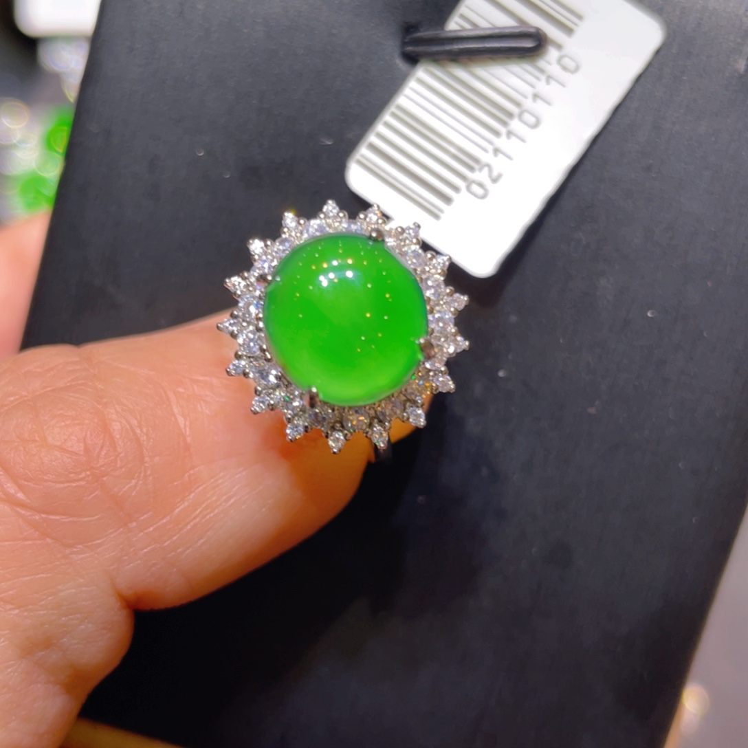 翡翠未镶嵌颈饰戒指