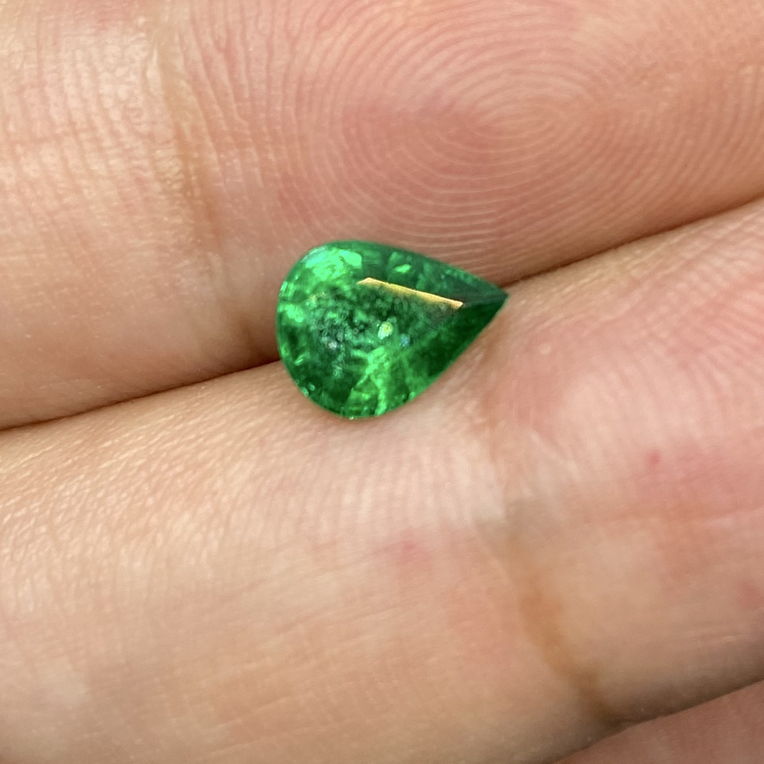 天然极微油木佐色祖母绿0.88ct颜色她火彩璀灿小价位配证书镶嵌